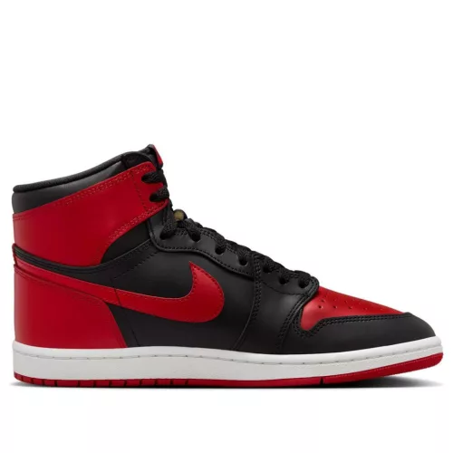 Jordan 1 Retro High '85 OG Bred (2025) vysoké streetové tenisky — produktová fotografia na bielom pozadí, bočný pohľad