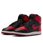 Jordan 1 Retro High '85 OG Bred (2025) vysoké streetové tenisky — produktová fotografia na bielom pozadí, bočný pohľad