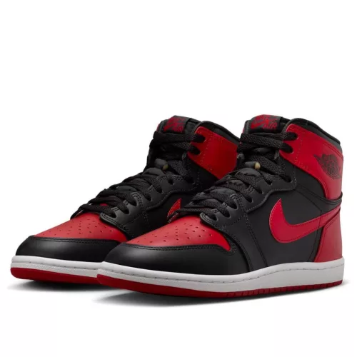 Jordan 1 Retro High '85 OG Bred (2025) vysoké streetové tenisky — produktová fotografia na bielom pozadí, bočný pohľad
