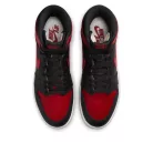 Jordan 1 Retro High '85 OG Bred (2025) vysoké streetové tenisky — produktová fotografia na bielom pozadí, bočný pohľad
