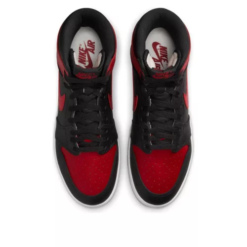 Jordan 1 Retro High '85 OG Bred (2025) vysoké streetové tenisky — produktová fotografia na bielom pozadí, bočný pohľad