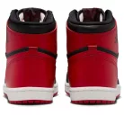 Jordan 1 Retro High '85 OG Bred (2025) vysoké streetové tenisky — produktová fotografia na bielom pozadí, bočný pohľad