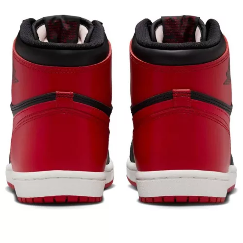 Jordan 1 Retro High '85 OG Bred (2025) vysoké streetové tenisky — produktová fotografia na bielom pozadí, bočný pohľad