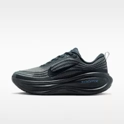 Nike Vomero Plus Thunder Blue Obsidian nízke bežecké tenisky modré-tmavomodré — produktová fotografia na bielom pozadí, bočný pohľad