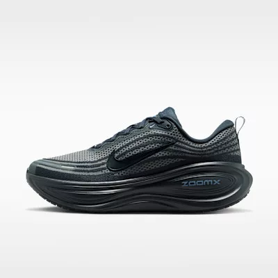 Nike Vomero Plus Thunder Blue Obsidian nízke bežecké tenisky modré-tmavomodré — produktová fotografia na bielom pozadí, bočný pohľad