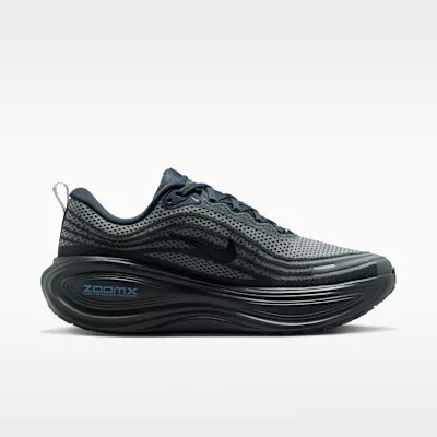 Nike Vomero Plus Thunder Blue Obsidian nízke bežecké tenisky modré-tmavomodré — produktová fotografia na bielom pozadí, bočný pohľad