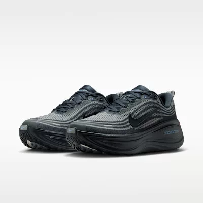 Nike Vomero Plus Thunder Blue Obsidian nízke bežecké tenisky modré-tmavomodré — produktová fotografia na bielom pozadí, bočný pohľad