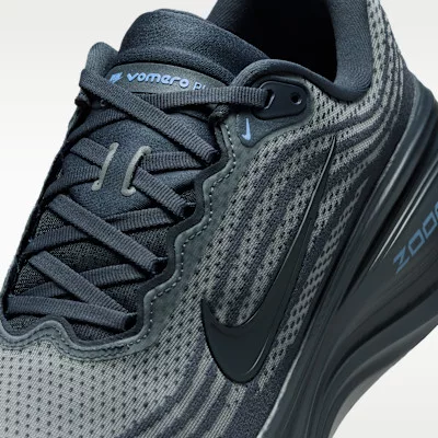 Nike Vomero Plus Thunder Blue Obsidian nízke bežecké tenisky modré-tmavomodré — produktová fotografia na bielom pozadí, bočný pohľad