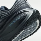 Nike Vomero Plus Thunder Blue Obsidian nízke bežecké tenisky modré-tmavomodré — produktová fotografia na bielom pozadí, bočný pohľad