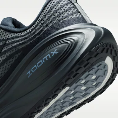 Nike Vomero Plus Thunder Blue Obsidian nízke bežecké tenisky modré-tmavomodré — produktová fotografia na bielom pozadí, bočný pohľad