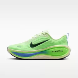 Nike Vomero Plus Volt Tint Lime Blast Sapphire nízke bežecké tenisky neónovozelené — produktová fotografia na bielom pozadí, bočný pohľad