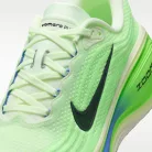 Nike Vomero Plus Volt Tint Lime Blast Sapphire nízke bežecké tenisky neónovozelené — produktová fotografia na bielom pozadí, bočný pohľad