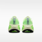 Nike Vomero Plus Volt Tint Lime Blast Sapphire nízke bežecké tenisky neónovozelené — produktová fotografia na bielom pozadí, bočný pohľad