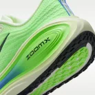Nike Vomero Plus Volt Tint Lime Blast Sapphire nízke bežecké tenisky neónovozelené — produktová fotografia na bielom pozadí, bočný pohľad
