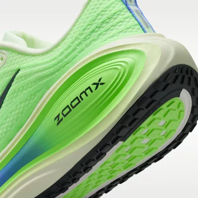 Nike Vomero Plus Volt Tint Lime Blast Sapphire nízke bežecké tenisky neónovozelené — produktová fotografia na bielom pozadí, bočný pohľad