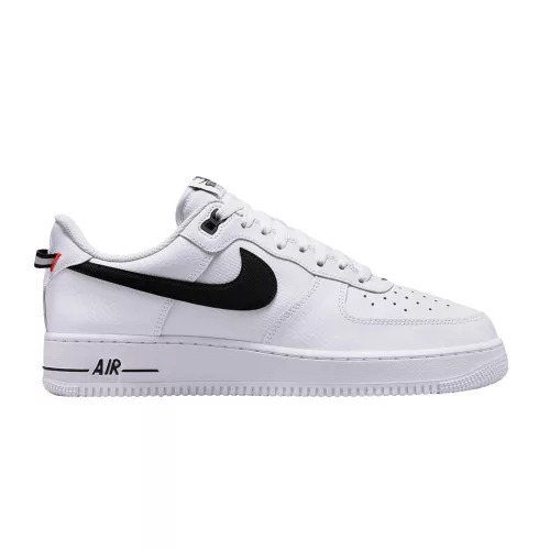 Nike Air Force 1 Low '07 LV8 White Black Bright Crimson nízke streetové tenisky biele-čierne — produktová fotografia na bielom pozadí, bočný pohľad