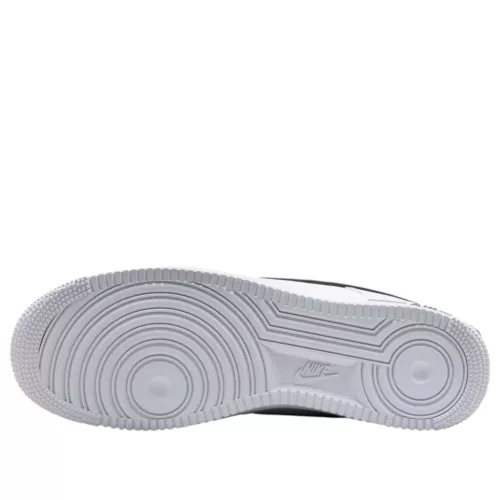 Nike Air Force 1 Low '07 LV8 White Black Bright Crimson nízke streetové tenisky biele-čierne — produktová fotografia na bielom pozadí, bočný pohľad