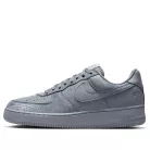 Nike Air Force 1 Low Kobe Bryant Forever Cool Grey nízke streetové tenisky sivé — produktová fotografia na bielom pozadí, bočný pohľad
