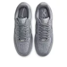 Nike Air Force 1 Low Kobe Bryant Forever Cool Grey nízke streetové tenisky sivé — produktová fotografia na bielom pozadí, bočný pohľad