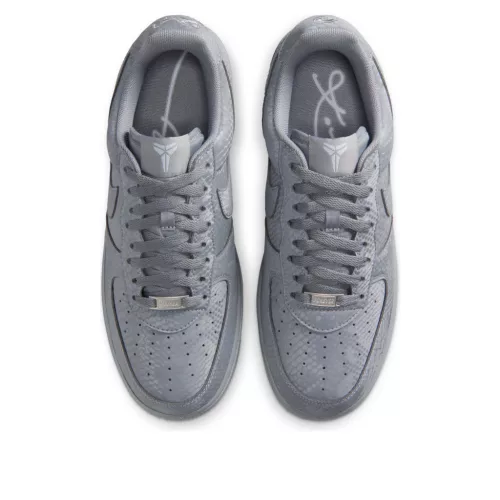 Nike Air Force 1 Low Kobe Bryant Forever Cool Grey nízke streetové tenisky sivé — produktová fotografia na bielom pozadí, bočný pohľad