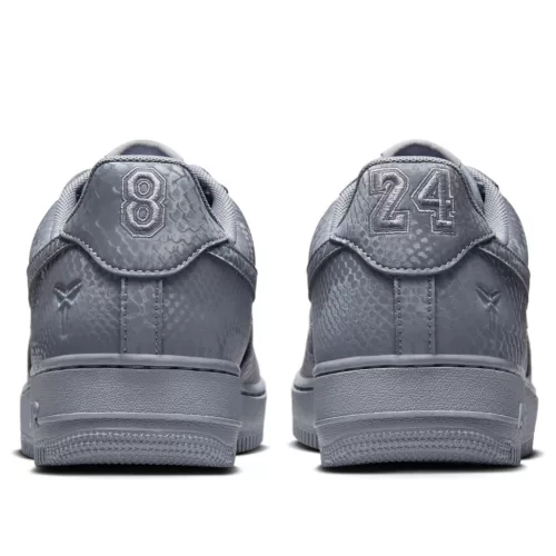 Nike Air Force 1 Low Kobe Bryant Forever Cool Grey nízke streetové tenisky sivé — produktová fotografia na bielom pozadí, bočný pohľad