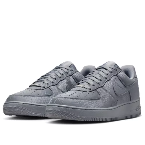 Nike Air Force 1 Low Kobe Bryant Forever Cool Grey nízke streetové tenisky sivé — produktová fotografia na bielom pozadí, bočný pohľad