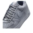 Nike Air Force 1 Low Kobe Bryant Forever Cool Grey nízke streetové tenisky sivé — produktová fotografia na bielom pozadí, bočný pohľad