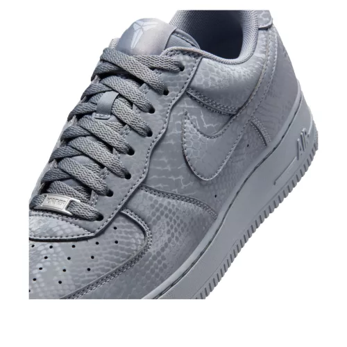 Nike Air Force 1 Low Kobe Bryant Forever Cool Grey nízke streetové tenisky sivé — produktová fotografia na bielom pozadí, bočný pohľad