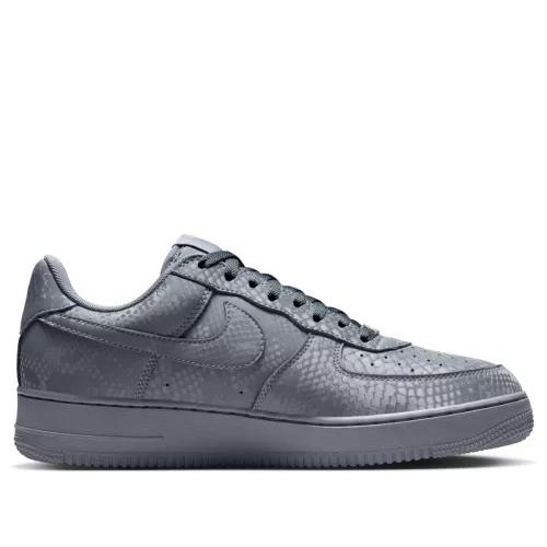 Nike Air Force 1 Low Kobe Bryant Forever Cool Grey nízke streetové tenisky sivé — produktová fotografia na bielom pozadí, bočný pohľad
