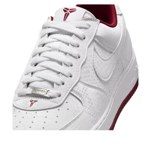 Nike Air Force 1 Low Kobe Bryant Forever Lower Merion Home nízke streetové tenisky biele — produktová fotografia na bielom pozadí, bočný pohľad