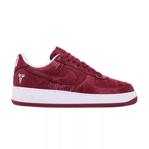 Nike Air Force 1 Low Kobe Bryant Forever Lower Merion Away nízke streetové tenisky červené — produktová fotografia na bielom pozadí, bočný pohľad