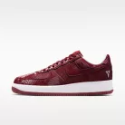 Nike Air Force 1 Low Kobe Bryant Forever Lower Merion Away nízke streetové tenisky červené — produktová fotografia na bielom pozadí, bočný pohľad