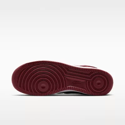 Nike Air Force 1 Low Kobe Bryant Forever Lower Merion Away nízke streetové tenisky červené — produktová fotografia na bielom pozadí, bočný pohľad