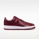Nike Air Force 1 Low Kobe Bryant Forever Lower Merion Away nízke streetové tenisky červené — produktová fotografia na bielom pozadí, bočný pohľad