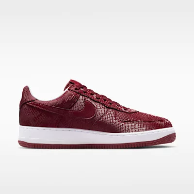 Nike Air Force 1 Low Kobe Bryant Forever Lower Merion Away nízke streetové tenisky červené — produktová fotografia na bielom pozadí, bočný pohľad