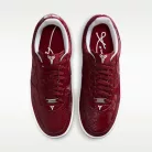 Nike Air Force 1 Low Kobe Bryant Forever Lower Merion Away nízke streetové tenisky červené — produktová fotografia na bielom pozadí, bočný pohľad