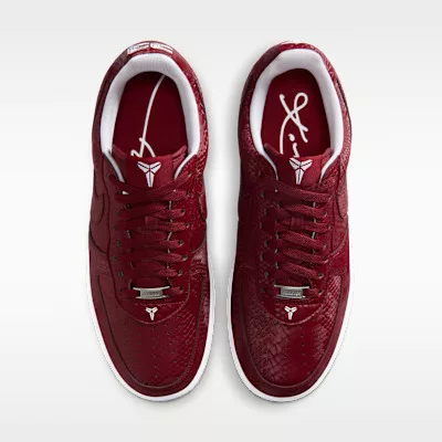 Nike Air Force 1 Low Kobe Bryant Forever Lower Merion Away nízke streetové tenisky červené — produktová fotografia na bielom pozadí, bočný pohľad