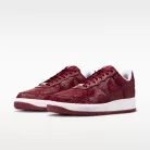 Nike Air Force 1 Low Kobe Bryant Forever Lower Merion Away nízke streetové tenisky červené — produktová fotografia na bielom pozadí, bočný pohľad