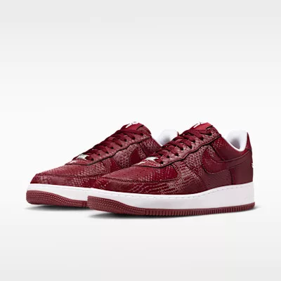 Nike Air Force 1 Low Kobe Bryant Forever Lower Merion Away nízke streetové tenisky červené — produktová fotografia na bielom pozadí, bočný pohľad