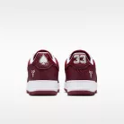 Nike Air Force 1 Low Kobe Bryant Forever Lower Merion Away nízke streetové tenisky červené — produktová fotografia na bielom pozadí, bočný pohľad