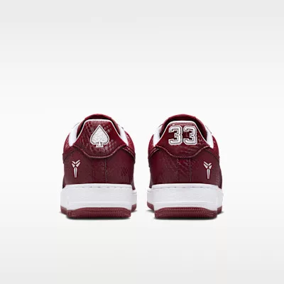 Nike Air Force 1 Low Kobe Bryant Forever Lower Merion Away nízke streetové tenisky červené — produktová fotografia na bielom pozadí, bočný pohľad