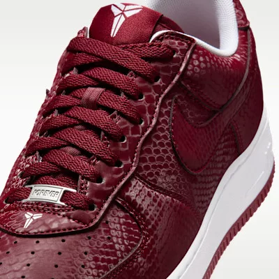 Nike Air Force 1 Low Kobe Bryant Forever Lower Merion Away nízke streetové tenisky červené — produktová fotografia na bielom pozadí, bočný pohľad