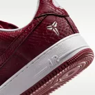 Nike Air Force 1 Low Kobe Bryant Forever Lower Merion Away nízke streetové tenisky červené — produktová fotografia na bielom pozadí, bočný pohľad