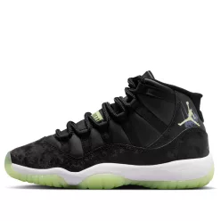 Jordan 11 Retro Black Barely Volt detské nízke streetové tenisky čierne-neónovozelené — produktová fotografia na bielom pozadí, bočný pohľad