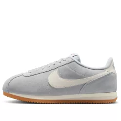 Nike Cortez Light Smoke Grey Sail Gum dámske nízke streetové tenisky sivé-lomené biele — produktová fotografia na bielom pozadí, bočný pohľad