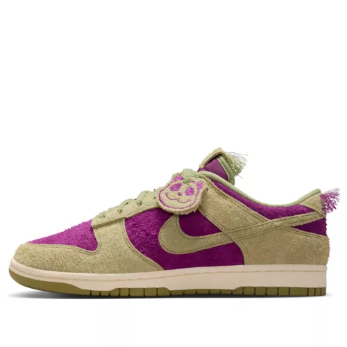 Nike Dunk Low Retro SE Viotech Dusty Olive nízke streetové tenisky olivové — produktová fotografia na bielom pozadí, bočný pohľad