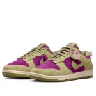 Nike Dunk Low Retro SE Viotech Dusty Olive nízke streetové tenisky olivové — produktová fotografia na bielom pozadí, bočný pohľad