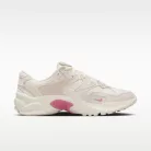 Nike AL8 Chalk Pale Ivory Peony dámske nízke streetové tenisky slonovinové — produktová fotografia na bielom pozadí, bočný pohľad