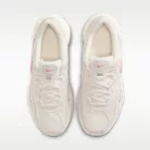 Nike AL8 Chalk Pale Ivory Peony dámske nízke streetové tenisky slonovinové — produktová fotografia na bielom pozadí, bočný pohľad