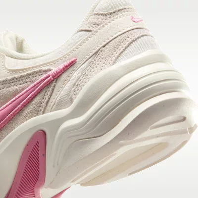 Nike AL8 Chalk Pale Ivory Peony dámske nízke streetové tenisky slonovinové — produktová fotografia na bielom pozadí, bočný pohľad